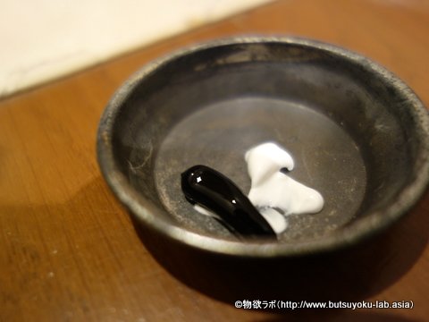 アドカラーとアドベースを塗料皿に出して混ぜた