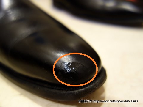 補色したアドベースをつま先の補修部分に埋めるようにたっぷり塗った