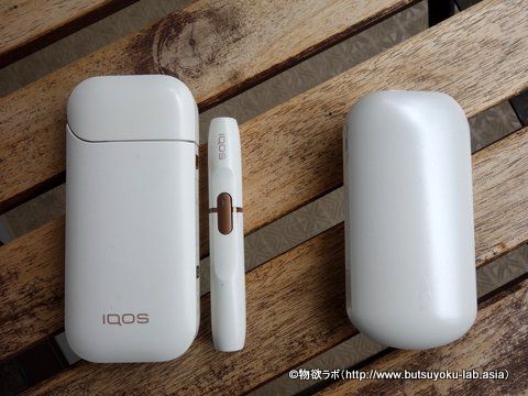 電子タバコ形状比較 アイコス（左）、エース（右）