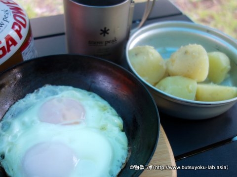 朝食の目玉焼きとジャガイモ