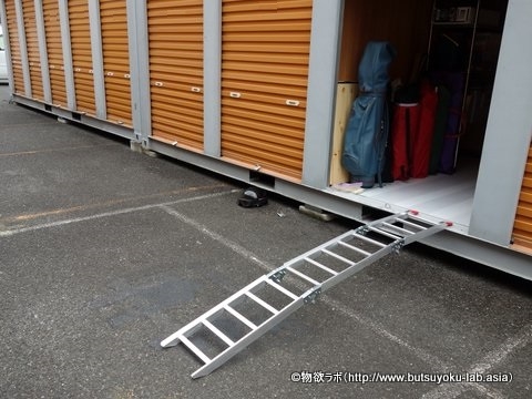 バイクラダーを展開しコンテナ入口に掛けた図