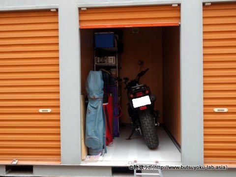 レンタルコンテナ2畳タイプにバイクを収納した図