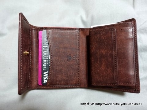 お札、小銭、カード等を入れた状態（開いた状態）