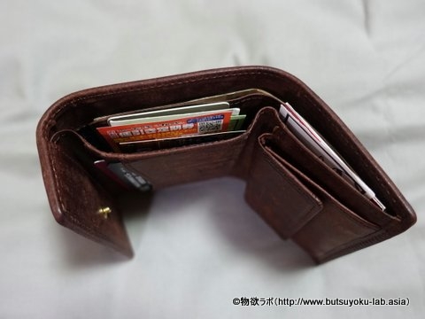 お札、小銭、カード等を入れた開いた状態（上部から）