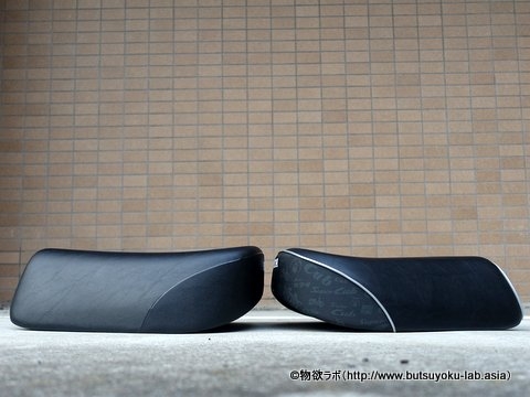 横から見たクロスカブ（JA45）の純正シート（左）、スーパーカブ（JA44）純正シート