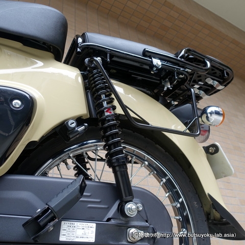現行スーパーカブ(JA44)にキタコ製リヤサスペンションを装着した図 現行スーパーカブ(JA44)にキタコ製リヤサスペンションを装着した図