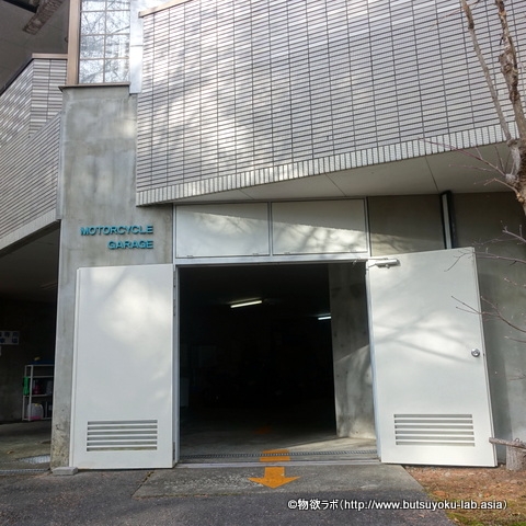 バイクガレージ出口