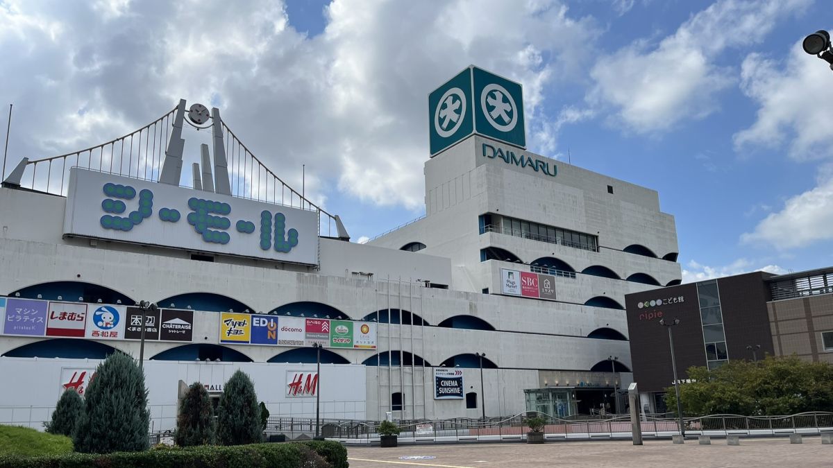 下関駅前にある大丸下関店の外観