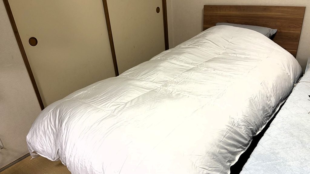 ベッドに掛けた無印良品の羽毛布団 中厚手